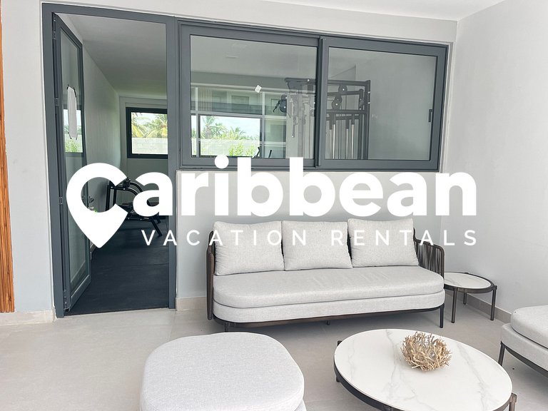Beauty condo pool views with gym close to the beach