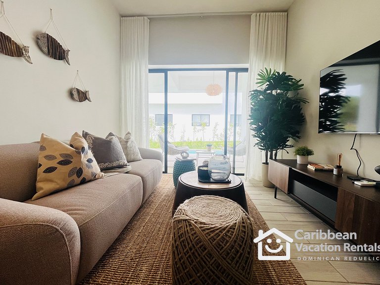 Private picuzzi in a NEW condo with private beach