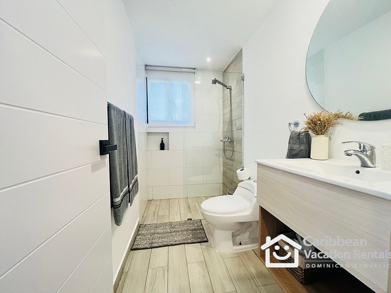 Private picuzzi in a NEW condo with private beach