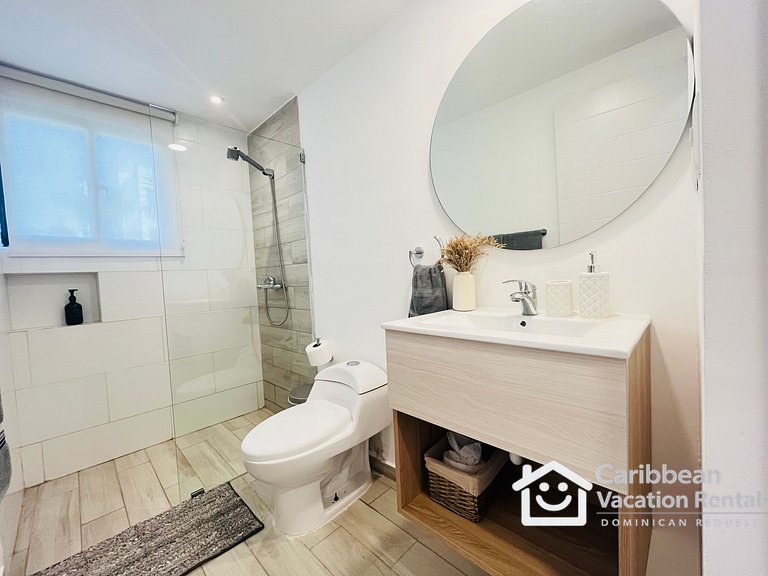 Private picuzzi in a NEW condo with private beach