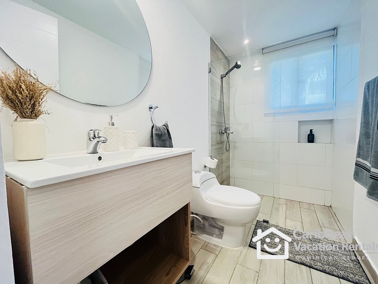 Private picuzzi in a NEW condo with private beach