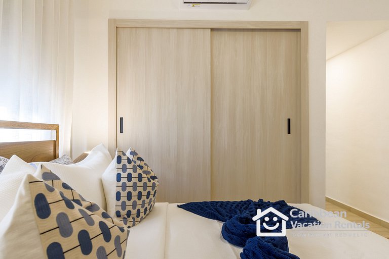 Private picuzzi in a NEW condo with private beach
