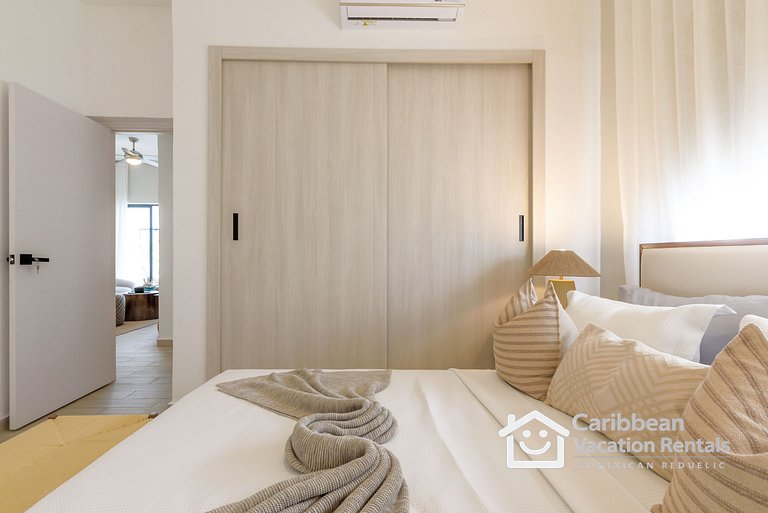 Private picuzzi in a NEW condo with private beach