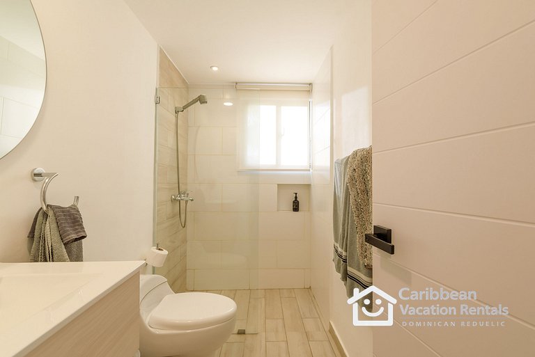 Private picuzzi in a NEW condo with private beach