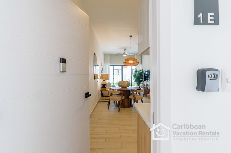 Private picuzzi in a NEW condo with private beach