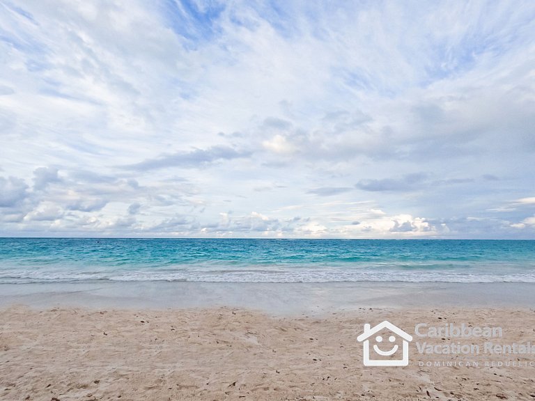 Private picuzzi in a NEW condo with private beach