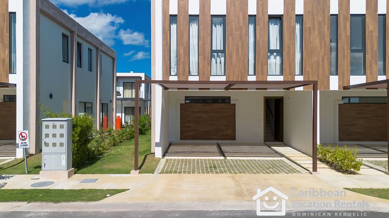 Ziba | Spacious 3BR w/ Private Pool (7 Guests)