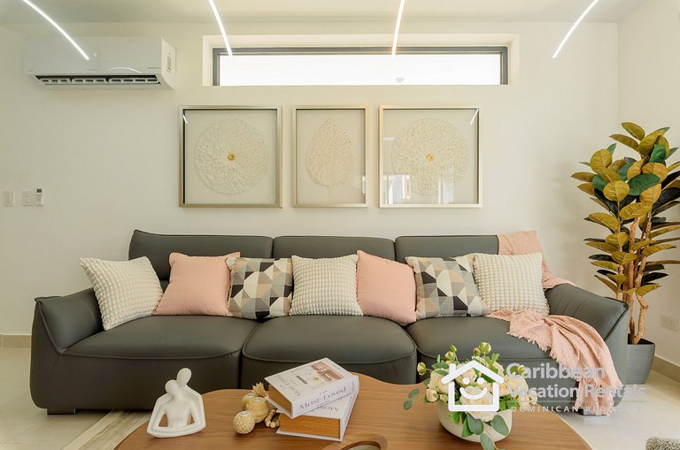 Ziba | Spacious 3BR w/ Private Pool (7 Guests)