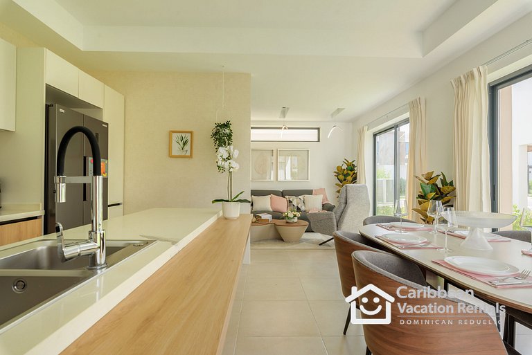 Ziba | Spacious 3BR w/ Private Pool (7 Guests)